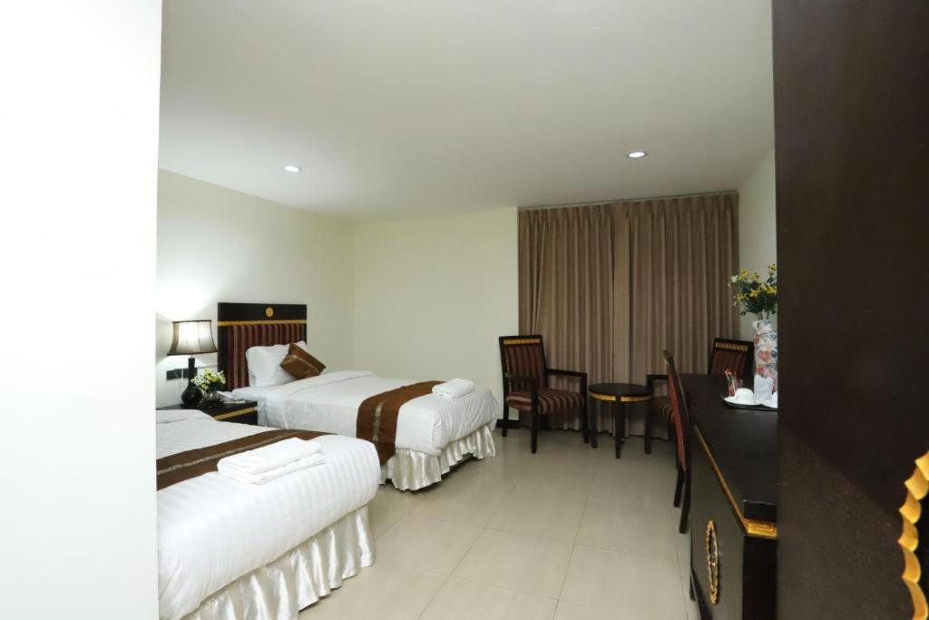 Lucky Palace Hotel Bangkok Exterior foto