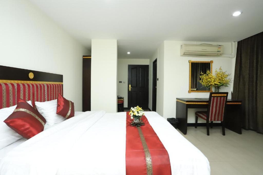 Lucky Palace Hotel Bangkok Exterior foto